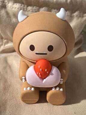 Smoko Hank Yeti Eats Street Food Series Strawberry Mochi Figure